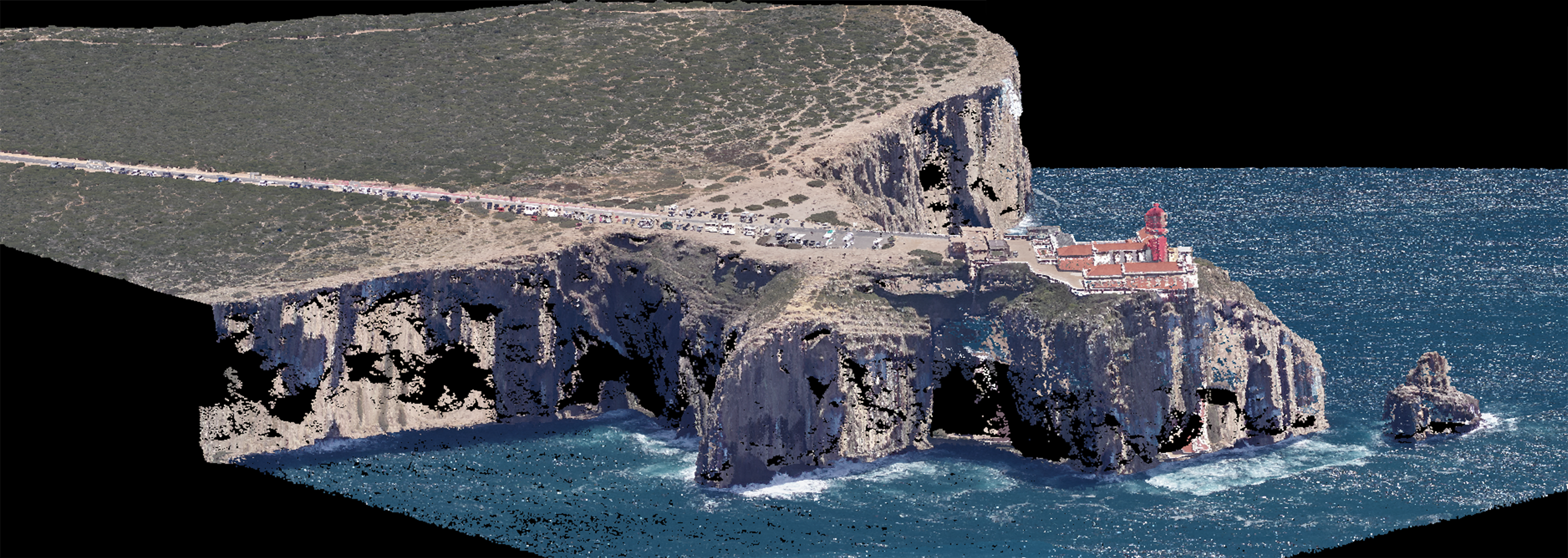 Vue aérienne d'une falaise rocheuse au Portugal, s'avançant dans l'océan, surmontée d'une route étroite menant à un phare au toit rouge. Les vagues s'écrasent contre la base, entourées d'une eau d'un bleu profond, capturée par de superbes détails LiDAR HD. Une végétation clairsemée recouvre le sommet de la falaise.