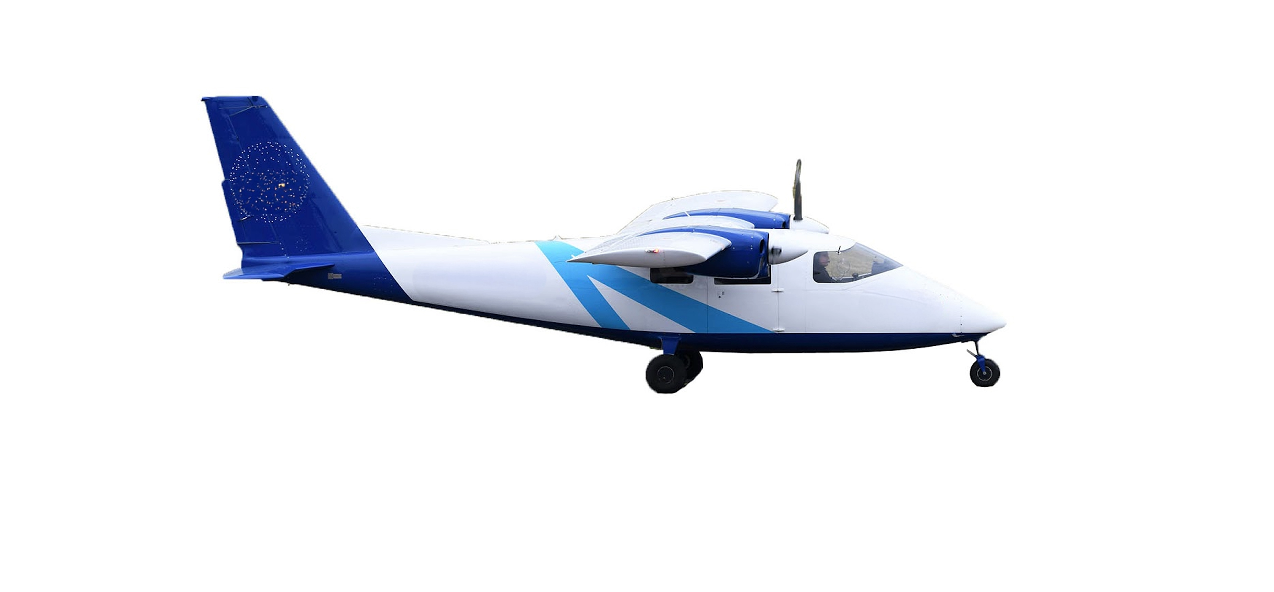 Partenavia P68 B Un petit avion bimoteur bleu et blanc, conçu pour la surveillance d'ouvrage, se détache sur un fond blanc. Son fuselage est principalement blanc, avec des touches de bleu, notamment une queue bleue et des bandes diagonales à l'arrière. Son aile haute met en valeur son train d'atterrissage visible.