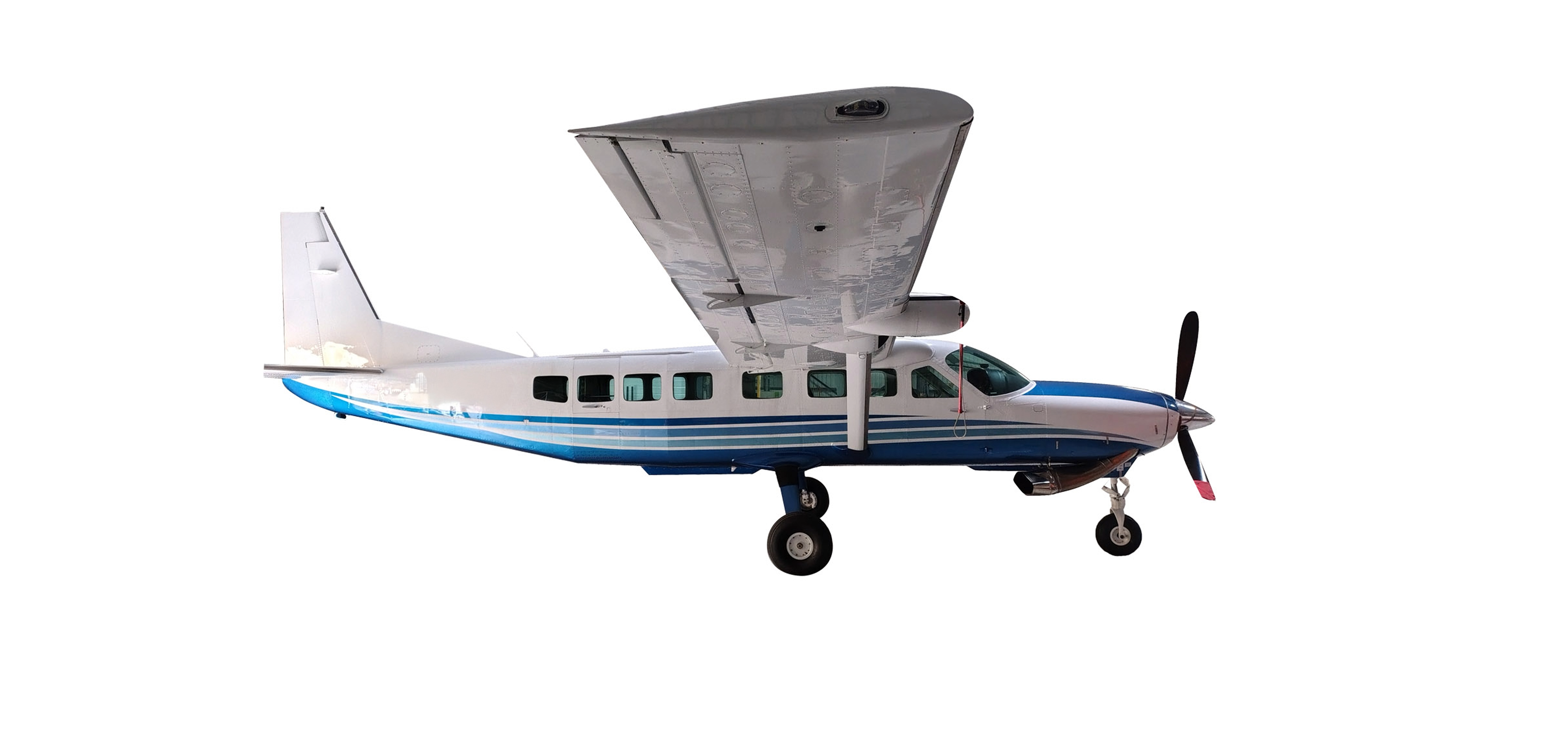 Cessna Caravan 208 (EX) Un petit avion à hélice aux couleurs éclatantes, blanc et bleu, s'élève dans le ciel. Son aile haute est parfaite pour les missions de surveillance d'ouvrage. Sur un fond blanc uni, le train d'atterrissage visible laisse deviner qu'il est prêt à tout.